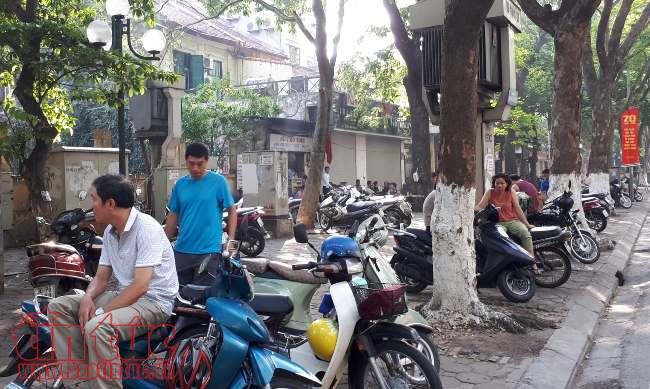 Phụ huynh ngóng chờ con thi môn Ngữ văn dưới cái nóng 33 độ C ảnh 10